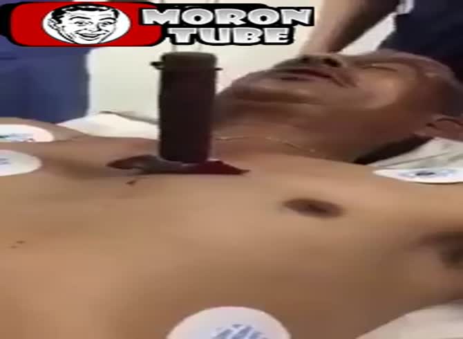 Video :Despite having a knife inserted 1 centimeter from his heart, he miraculously lives